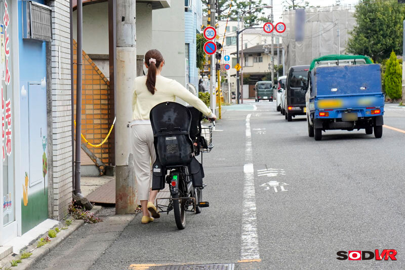 【VR】【追跡視点】出産したばかりで性欲が倍増したママチャリ妻を拉致して中出しレ●プVR